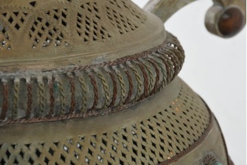 アジアンヴィンテージ　インド　高級工芸品　真鍮　宝石象嵌風の装飾が異国の宮殿を思わせる大型のランタン型ペンダントライト　(R-089789)