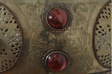 アジアンヴィンテージ　インド　高級工芸品　真鍮　宝石象嵌風の装飾が異国の宮殿を思わせる大型のランタン型ペンダントライト　(R-089789)
