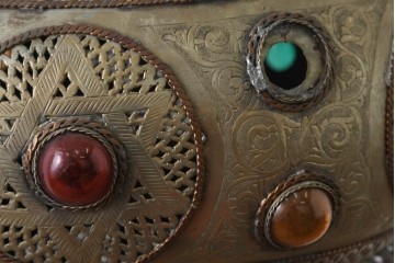 アジアンヴィンテージ　インド　高級工芸品　真鍮　宝石象嵌風の装飾が異国の宮殿を思わせる大型のランタン型ペンダントライト　(R-089789)