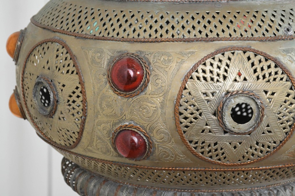 アジアンヴィンテージ　インド　高級工芸品　真鍮　宝石象嵌風の装飾が異国の宮殿を思わせる大型のランタン型ペンダントライト　(R-089789)