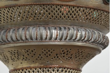 アジアンヴィンテージ　インド　高級工芸品　真鍮　宝石象嵌風の装飾が異国の宮殿を思わせる大型のランタン型ペンダントライト　(R-089789)