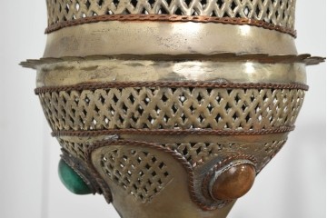 アジアンヴィンテージ　インド　高級工芸品　真鍮　宝石象嵌風の装飾が異国の宮殿を思わせる大型のランタン型ペンダントライト　(R-089789)
