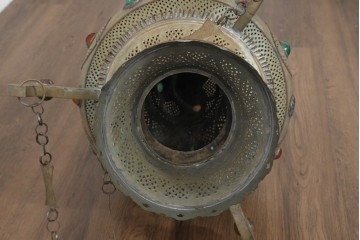 アジアンヴィンテージ　インド　高級工芸品　真鍮　宝石象嵌風の装飾が異国の宮殿を思わせる大型のランタン型ペンダントライト　(R-089789)