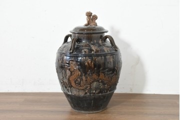 アジアン雑貨　玉取り獅子のつまみが可愛らしい蓋付き四耳壺　(R-089792)