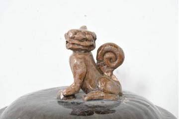 アジアン雑貨　玉取り獅子のつまみが可愛らしい蓋付き四耳壺　(R-089792)