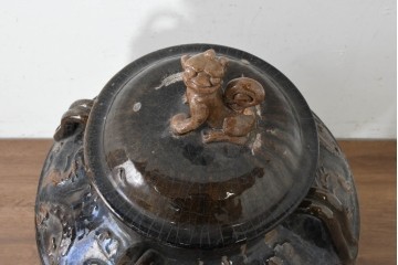 アジアン雑貨　玉取り獅子のつまみが可愛らしい蓋付き四耳壺　(R-089792)