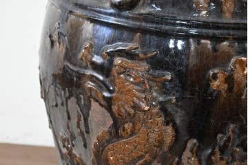 アジアン雑貨　玉取り獅子のつまみが可愛らしい蓋付き四耳壺　(R-089792)