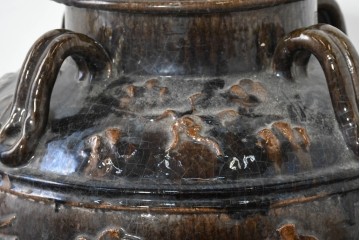 アジアン雑貨　玉取り獅子のつまみが可愛らしい蓋付き四耳壺　(R-089792)