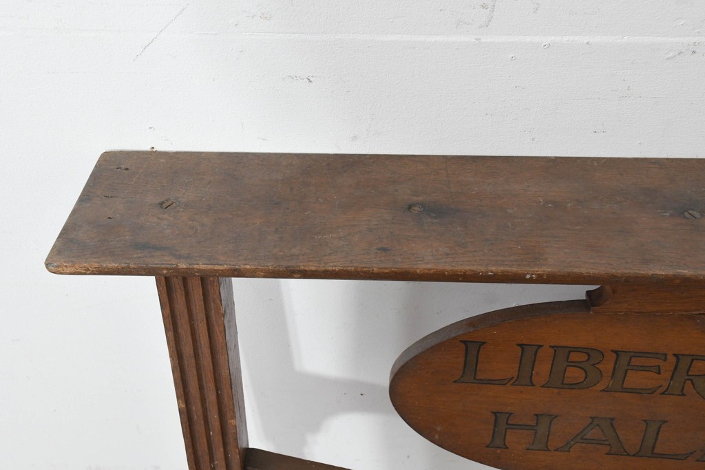 イギリスアンティーク　オーク材　LIBERTY HALL　回転プレート付き木製看板　(R-089797)