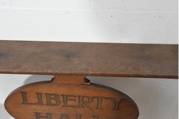 イギリスアンティーク　オーク材　LIBERTY HALL　回転プレート付き木製看板　(R-089797)