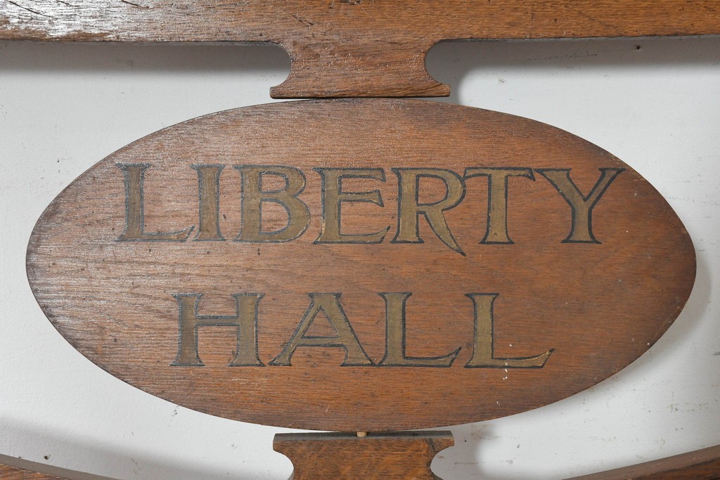 イギリスアンティーク　オーク材　LIBERTY HALL　回転プレート付き木製看板　(R-089797)