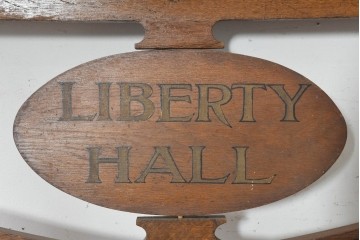 イギリスアンティーク　オーク材　LIBERTY HALL　回転プレート付き木製看板　(R-089797)