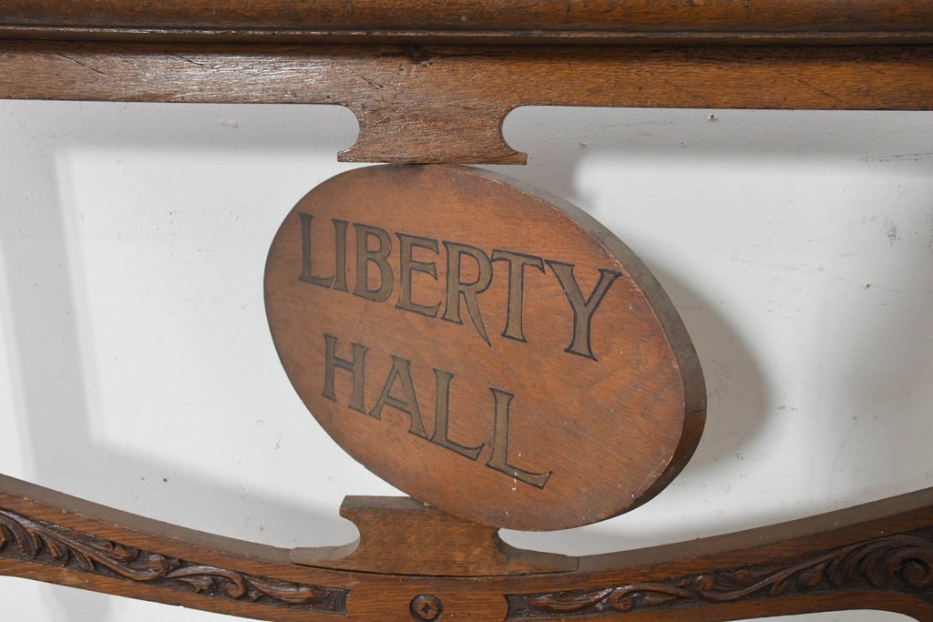 イギリスアンティーク　オーク材　LIBERTY HALL　回転プレート付き木製看板　(R-089797)