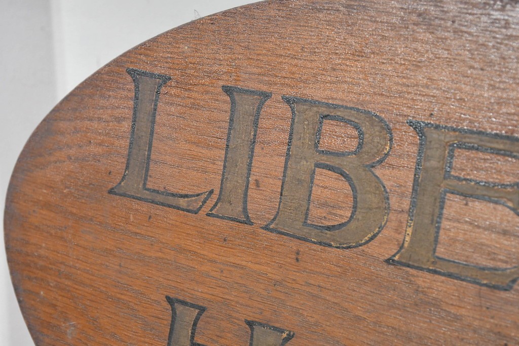 イギリスアンティーク　オーク材　LIBERTY HALL　回転プレート付き木製看板　(R-089797)