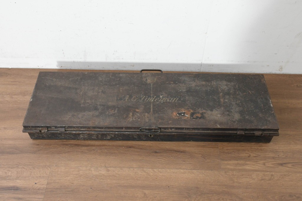イギリスアンティーク　Henry Poole & Co(ヘンリー・プール社)　A.G.Tydemanのネーム入り金属製トランク　(R-089801)