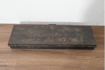 イギリスアンティーク　Henry Poole & Co(ヘンリー・プール社)　A.G.Tydemanのネーム入り金属製トランク　(R-089801)