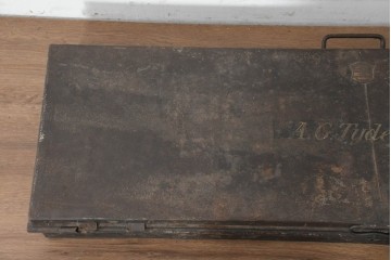 イギリスアンティーク　Henry Poole & Co(ヘンリー・プール社)　A.G.Tydemanのネーム入り金属製トランク　(R-089801)