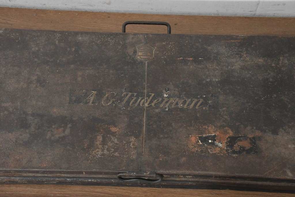 イギリスアンティーク　Henry Poole & Co(ヘンリー・プール社)　A.G.Tydemanのネーム入り金属製トランク　(R-089801)