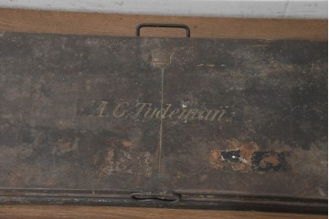 イギリスアンティーク　Henry Poole & Co(ヘンリー・プール社)　A.G.Tydemanのネーム入り金属製トランク　(R-089801)