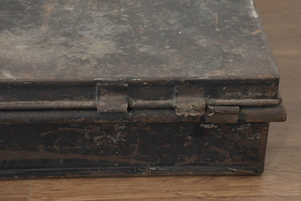 イギリスアンティーク　Henry Poole & Co(ヘンリー・プール社)　A.G.Tydemanのネーム入り金属製トランク　(R-089801)
