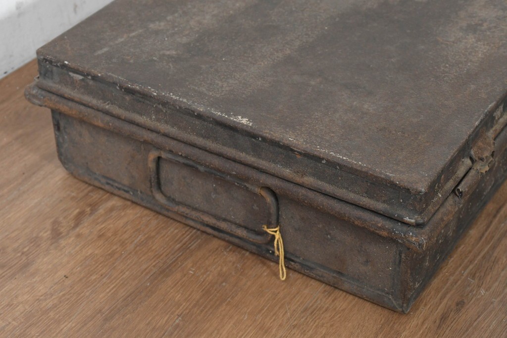 イギリスアンティーク　Henry Poole & Co(ヘンリー・プール社)　A.G.Tydemanのネーム入り金属製トランク　(R-089801)