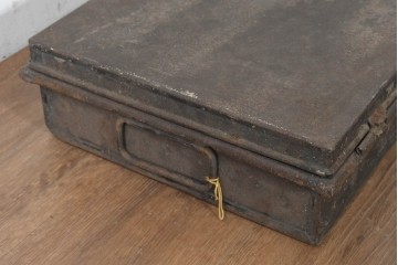 イギリスアンティーク　Henry Poole & Co(ヘンリー・プール社)　A.G.Tydemanのネーム入り金属製トランク　(R-089801)