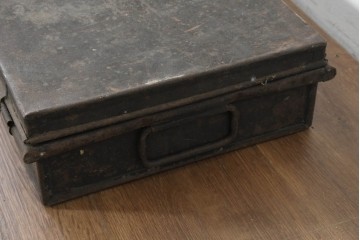 イギリスアンティーク　Henry Poole & Co(ヘンリー・プール社)　A.G.Tydemanのネーム入り金属製トランク　(R-089801)