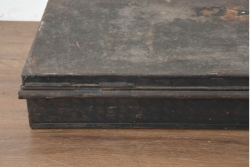 イギリスアンティーク　Henry Poole & Co(ヘンリー・プール社)　A.G.Tydemanのネーム入り金属製トランク　(R-089801)
