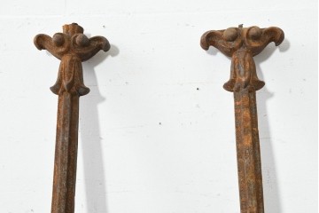 イギリスアンティーク　鋳鉄アイアン　装飾が美しいクラシカルな支柱2本セット　(R-089803)