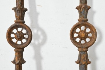 イギリスアンティーク　鋳鉄アイアン　装飾が美しいクラシカルな支柱2本セット　(R-089803)