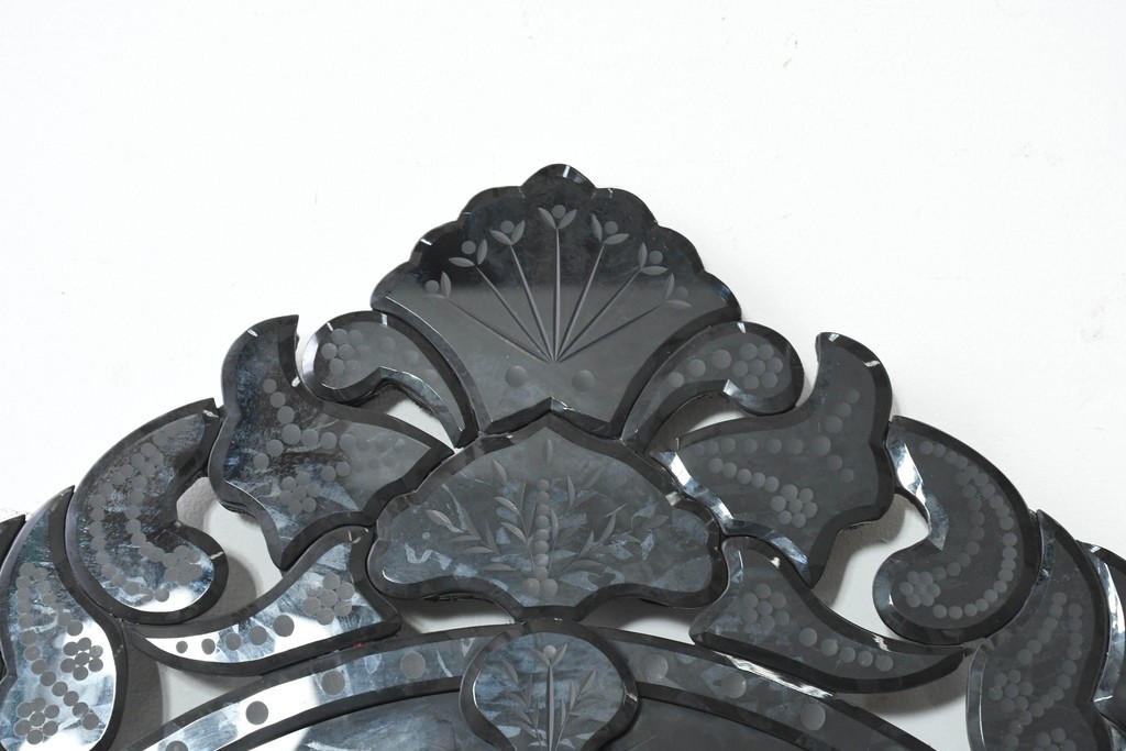 中古　美品　イタリアンデザイン　華やかな装飾が目を引くウォールミラー　(R-089807)