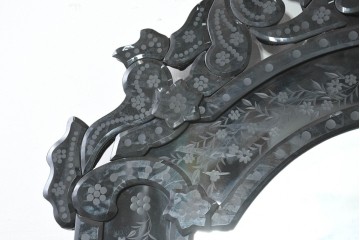 中古　美品　イタリアンデザイン　華やかな装飾が目を引くウォールミラー　(R-089807)