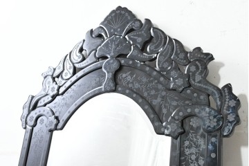 中古　美品　イタリアンデザイン　華やかな装飾が目を引くウォールミラー　(R-089807)