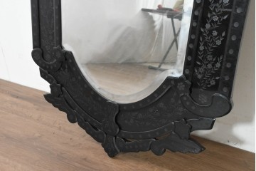 中古　美品　イタリアンデザイン　華やかな装飾が目を引くウォールミラー　(R-089807)