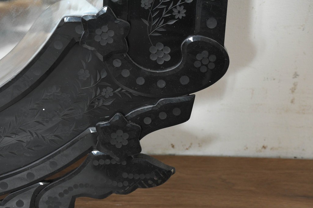 中古　美品　イタリアンデザイン　華やかな装飾が目を引くウォールミラー　(R-089807)