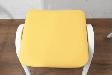 中古　秋田木工　剣持勇氏デザイン　No.202　カラフルな座面のスタッキングスツール4脚セット　(R-089816)