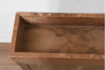 和製ヴィンテージ　飾り鋲がアクセントの横長プランターボックス　(R-089818)
