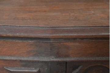 イギリスアンティーク　オーク材　クラシカルな意匠が印象的なキャビネット　(R-089819)