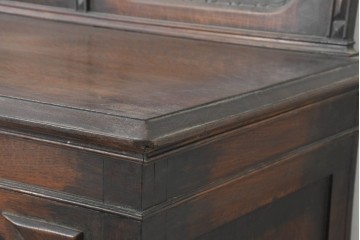 イギリスアンティーク　オーク材　クラシカルな意匠が印象的なキャビネット　(R-089819)