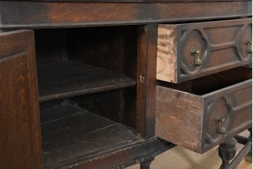 イギリスアンティーク　オーク材　クラシカルな意匠が印象的なキャビネット　(R-089819)