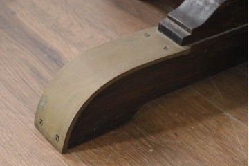 アジアンヴィンテージ　フレンチスタイル　真鍮プレート付きの上品なスクエアテーブル　(R-089820)