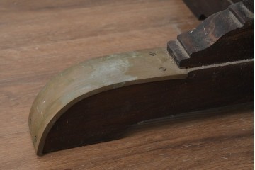 アジアンヴィンテージ　フレンチスタイル　真鍮プレート付きの上品なスクエアテーブル　(R-089820)