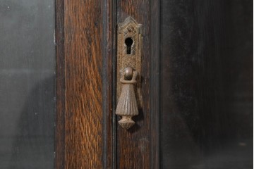 イギリスアンティーク　1920年頃　オーク材　ギリシャ雷文をあしらった端正なキャビネット　(R-089821)