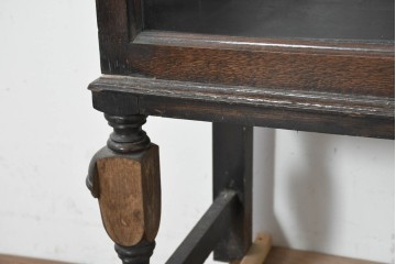 イギリスアンティーク　1920年頃　オーク材　ギリシャ雷文をあしらった端正なキャビネット　(R-089821)