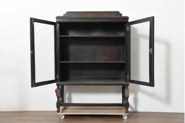 イギリスアンティーク　1920年頃　オーク材　ギリシャ雷文をあしらった端正なキャビネット　(R-089821)