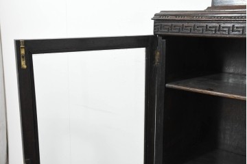 イギリスアンティーク　1920年頃　オーク材　ギリシャ雷文をあしらった端正なキャビネット　(R-089821)