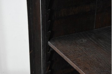 イギリスアンティーク　1920年頃　オーク材　ギリシャ雷文をあしらった端正なキャビネット　(R-089821)
