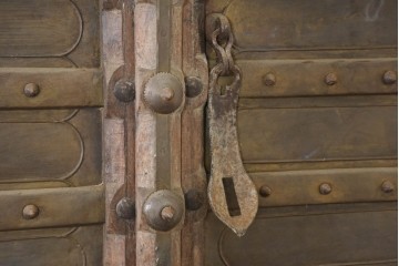 アジアンヴィンテージ　インド　アンティーク調　古い邸宅の扉を再利用した重厚なキャビネット　(R-089823)
