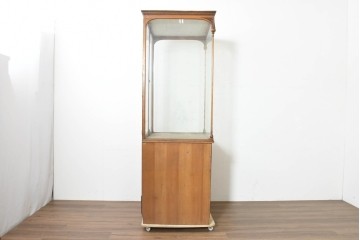 イギリスアンティーク　1950年から1960年頃　オーク材　細やかな装飾と金色の取っ手が品格を添える特大ショーケース　(R-089824)