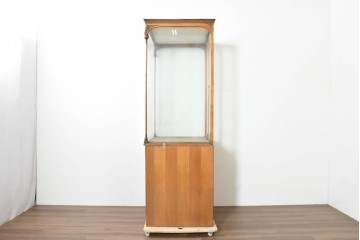 イギリスアンティーク　1950年から1960年頃　オーク材　細やかな装飾と金色の取っ手が品格を添える特大ショーケース　(R-089824)
